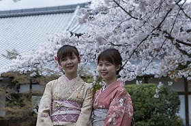 Mädchen in traditioneller japanischer Kleidung